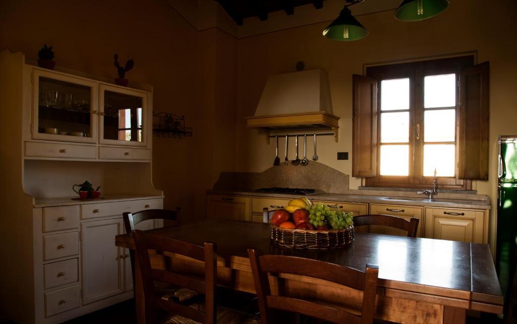 Agriturismo Fattoria Rozzalupi Черрето-Гвиди Номер фото